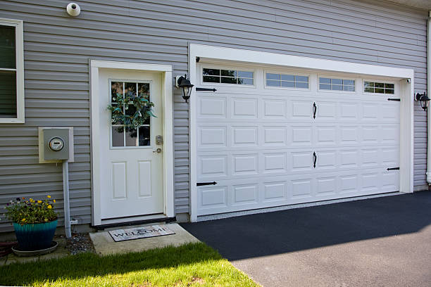 24/7 Emergency Garage Door Panel Replacement experts in Weyauwega, WI